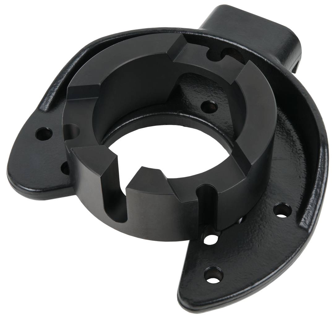 Schwarzes Metallstück mit kreisförmiger Öffnung und Befestigungslöchern. Wahrscheinlich ein mechanisches Teil oder Adapter.