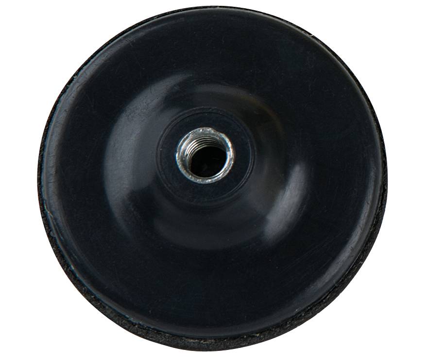 'Schwarzes Schleifteller-Pad mit zentraler Metallaufnahmeschraube, Ansicht von oben.'