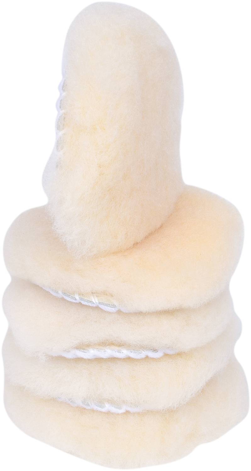 Ein Stapel aus vier beige, flauschigen Wolle-Pads, die für die Autopolitur verwendet werden. Sie sind abgerundet und weich.