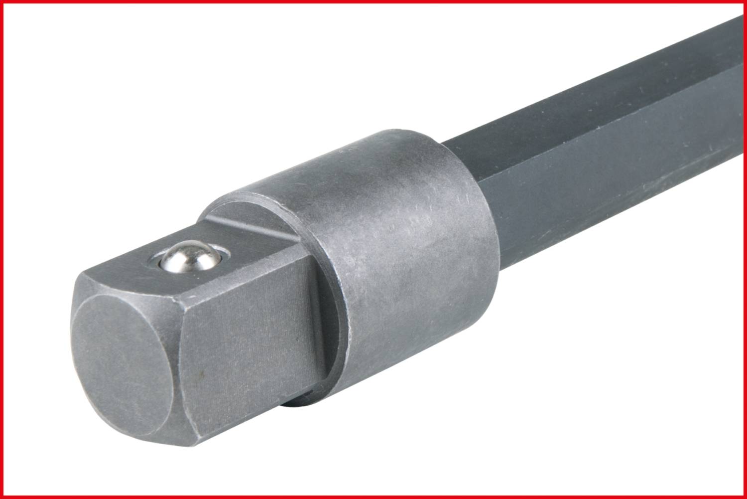Ein silbernes Metallwerkzeug mit quadratischem Ende und kugelförmigem Druckauslöser, möglicherweise zur Verbindung oder Anpassung verwendet.