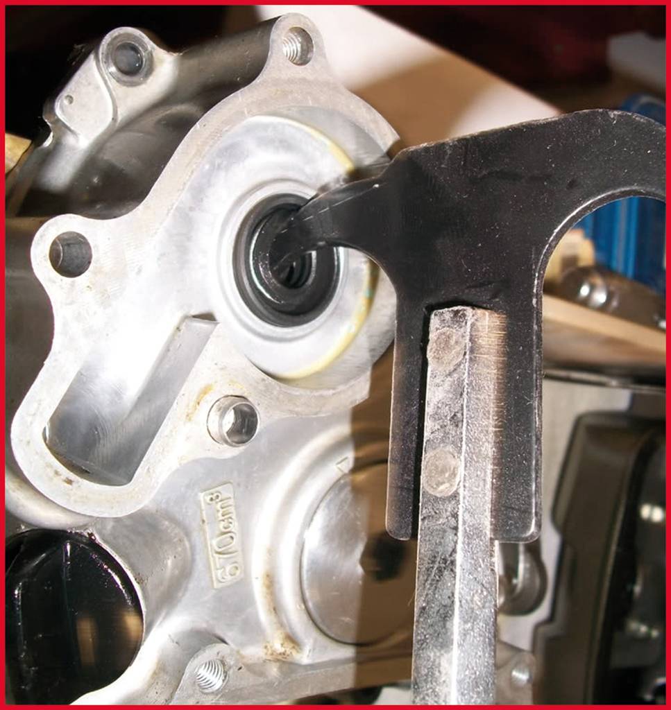 'Nahaufnahme einer Metallbearbeitung. Ein Werkzeug wird verwendet, um ein Lager in einem Motorblock zu montieren oder zu entfernen.'