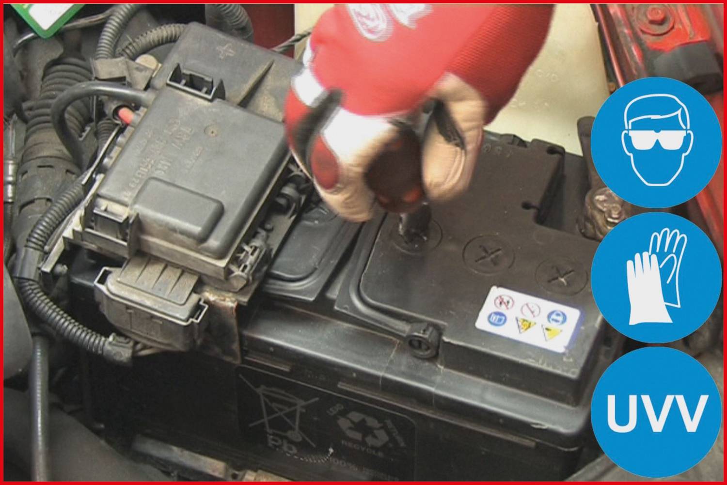 Hand wechselt Autobatterie mit Schutzhandschuhen; daneben Symbole für Augenschutz, Handschutz und UVV-Hinweis. Sicherheit betont.