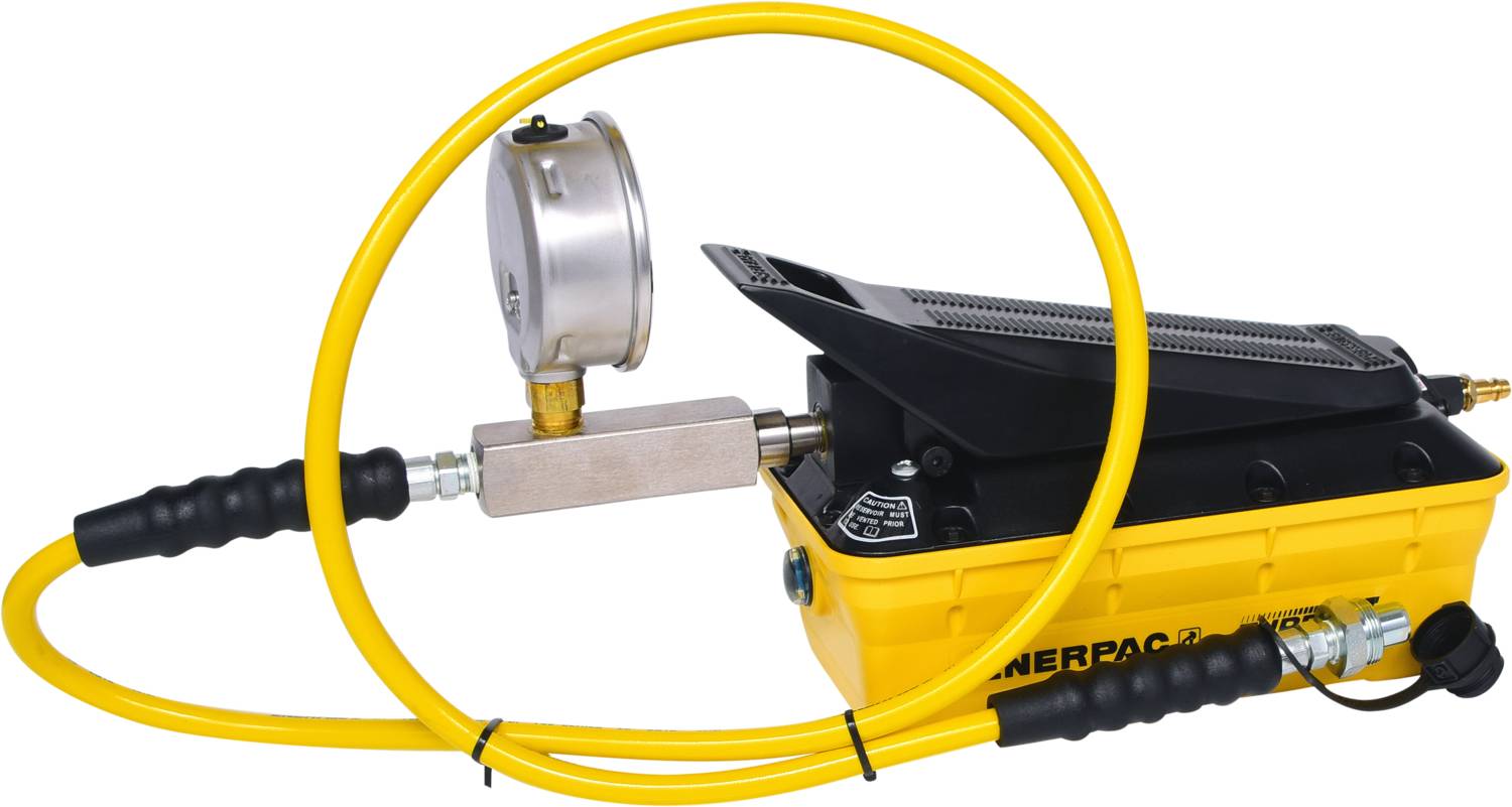 Eine hydraulische Handpumpe mit gelbem Koffer und Manometer. Die Pumpe wird zum Erzeugen von Druck in hydraulischen Systemen verwendet.