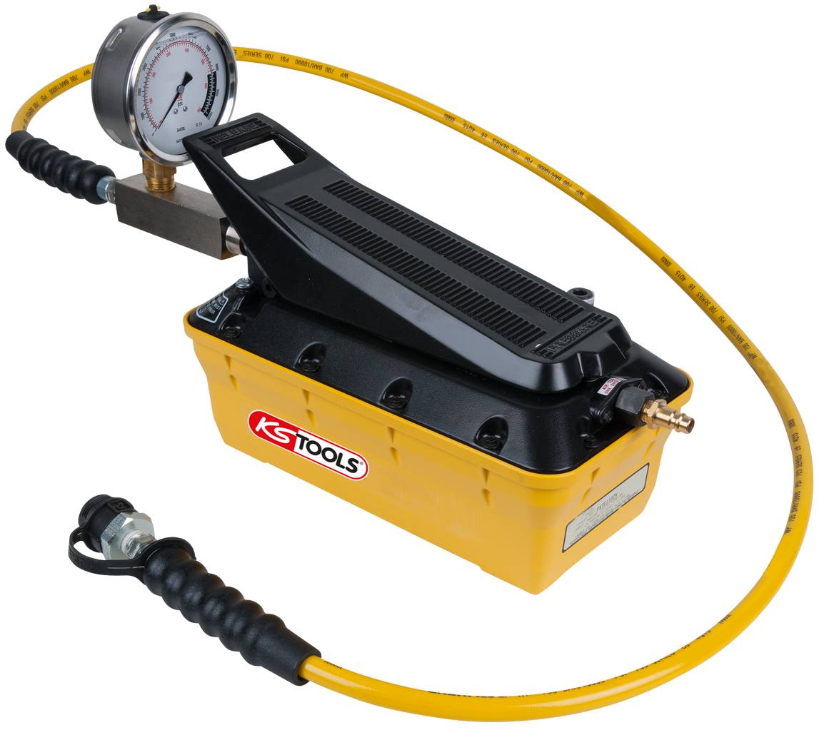 Eine gelbe Druckprüfpumpe mit Manometer und schwarzem Handgriff, verbunden durch einen gelben Schlauch, wird zur Druckprüfung verwendet.
