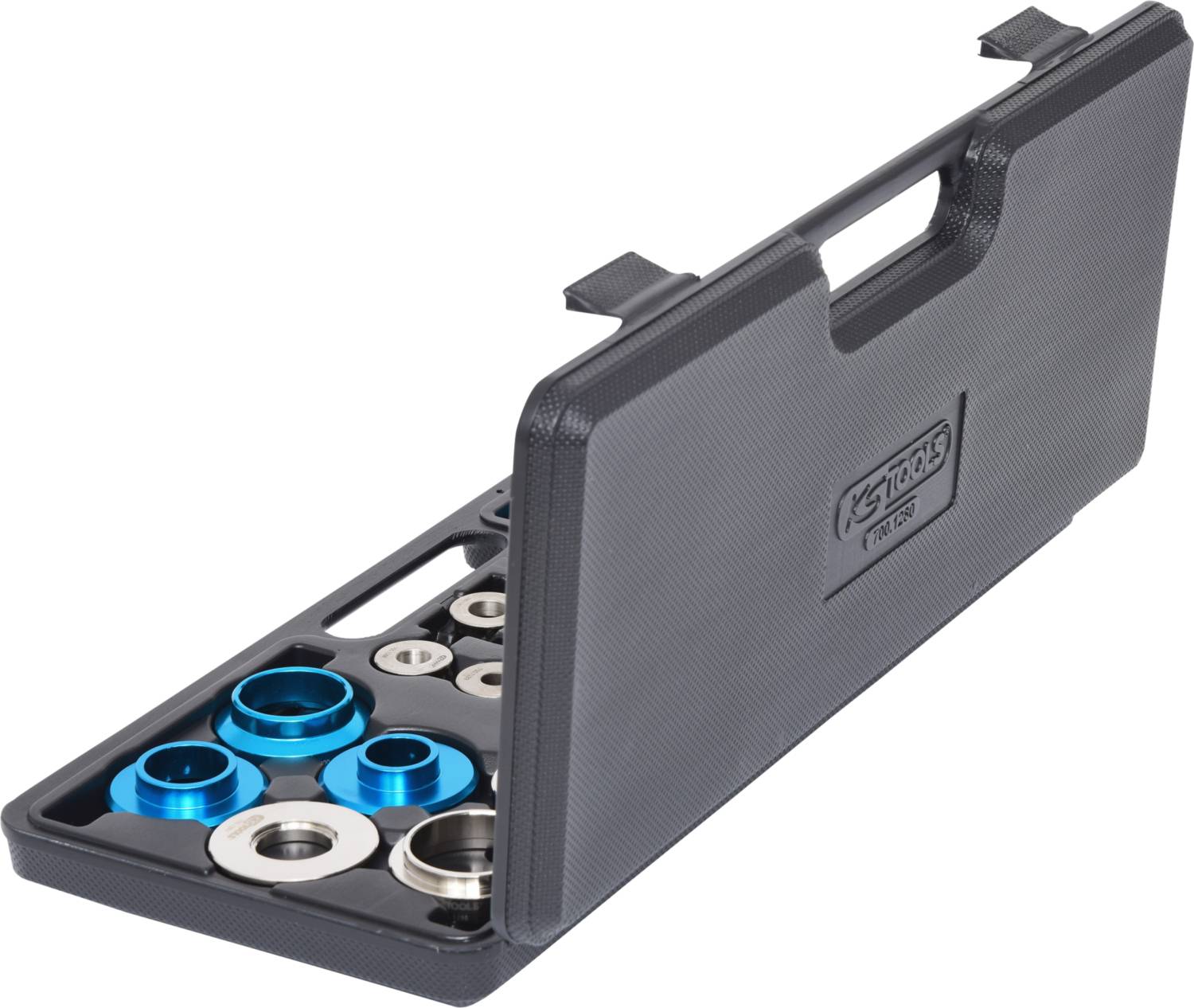 Ein offener Werkzeugkoffer mit verschiedenen blauen und silbernen Metallringen, die einzeln in geformten Vertiefungen liegen.