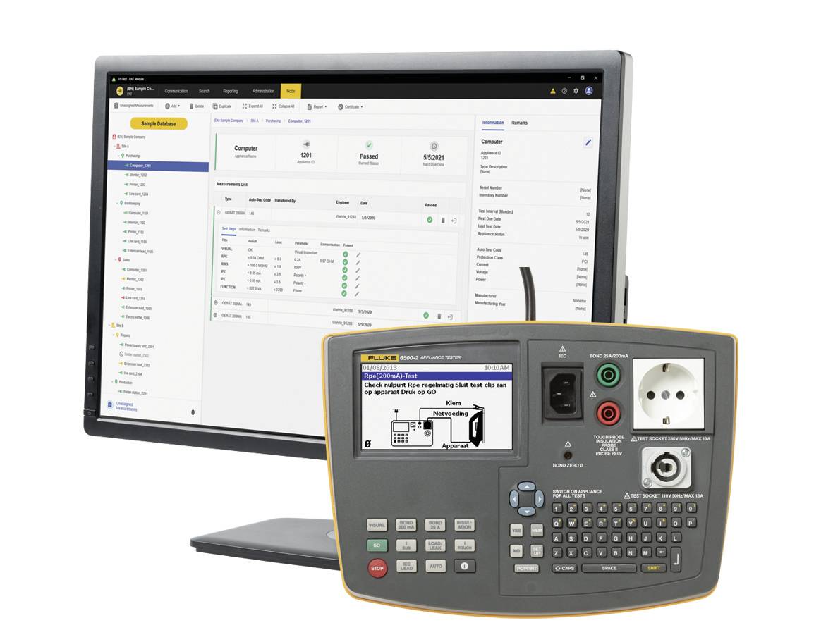 'Fluke' Prüfgerät vor einem Computerbildschirm. Der Bildschirm zeigt eine Softwareoberfläche zur Überwachung und Steuerung von Prüfvorgängen.