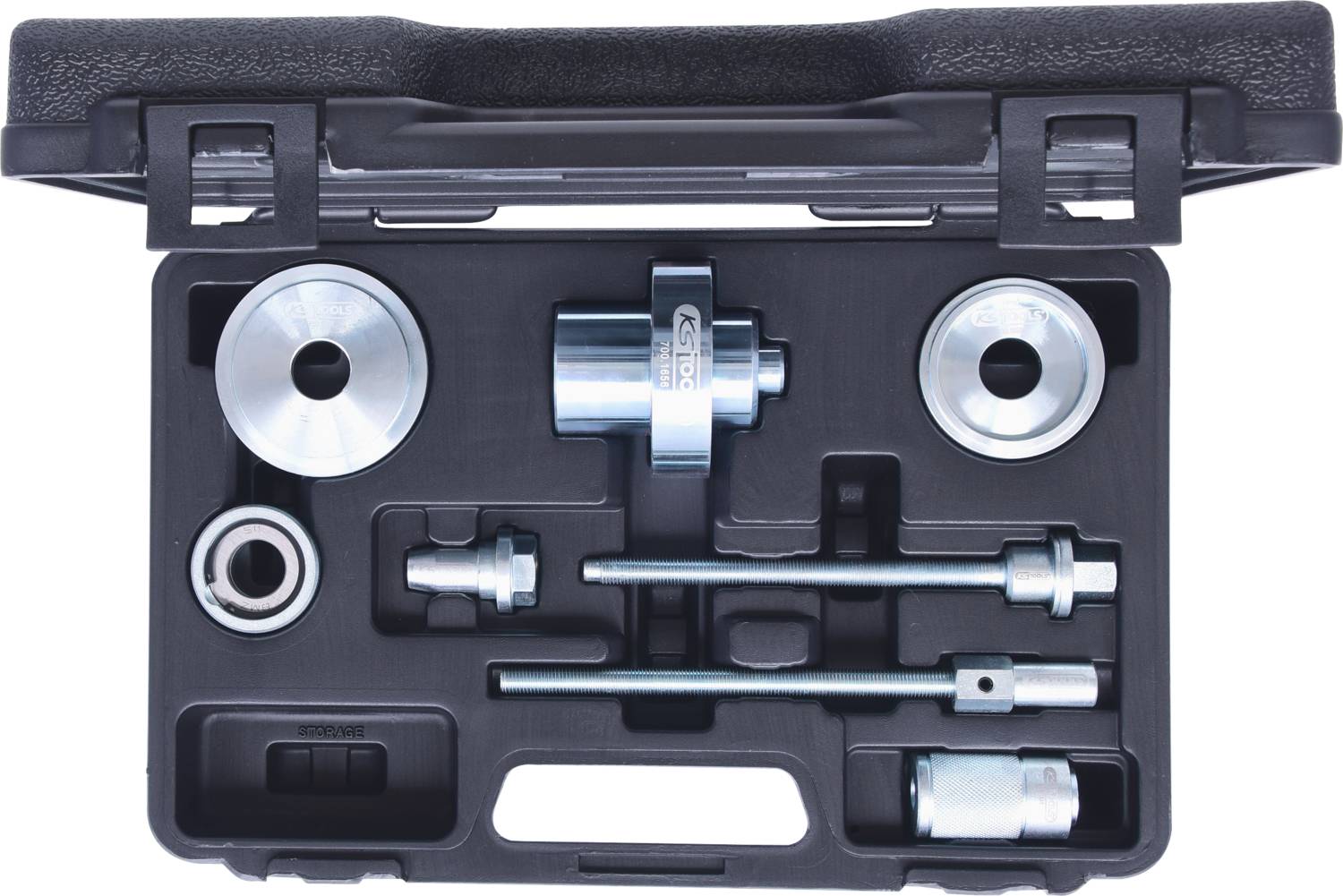 Ein geöffneter Werkzeugkasten mit verschiedenen Metallwerkzeugen und Aufsätzen, speziell für Reparatur oder Montagearbeiten.