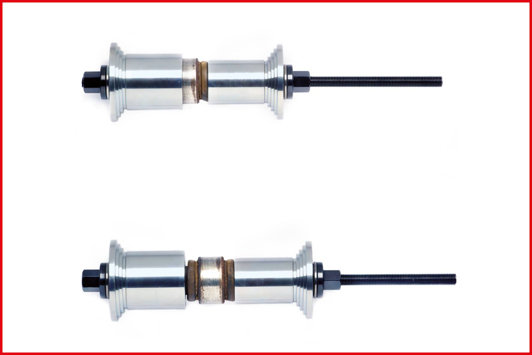 Zwei silberne Metallzylinder mit schwarzen Stäben, horizontal nebeneinander angeordnet, auf weißem Hintergrund.