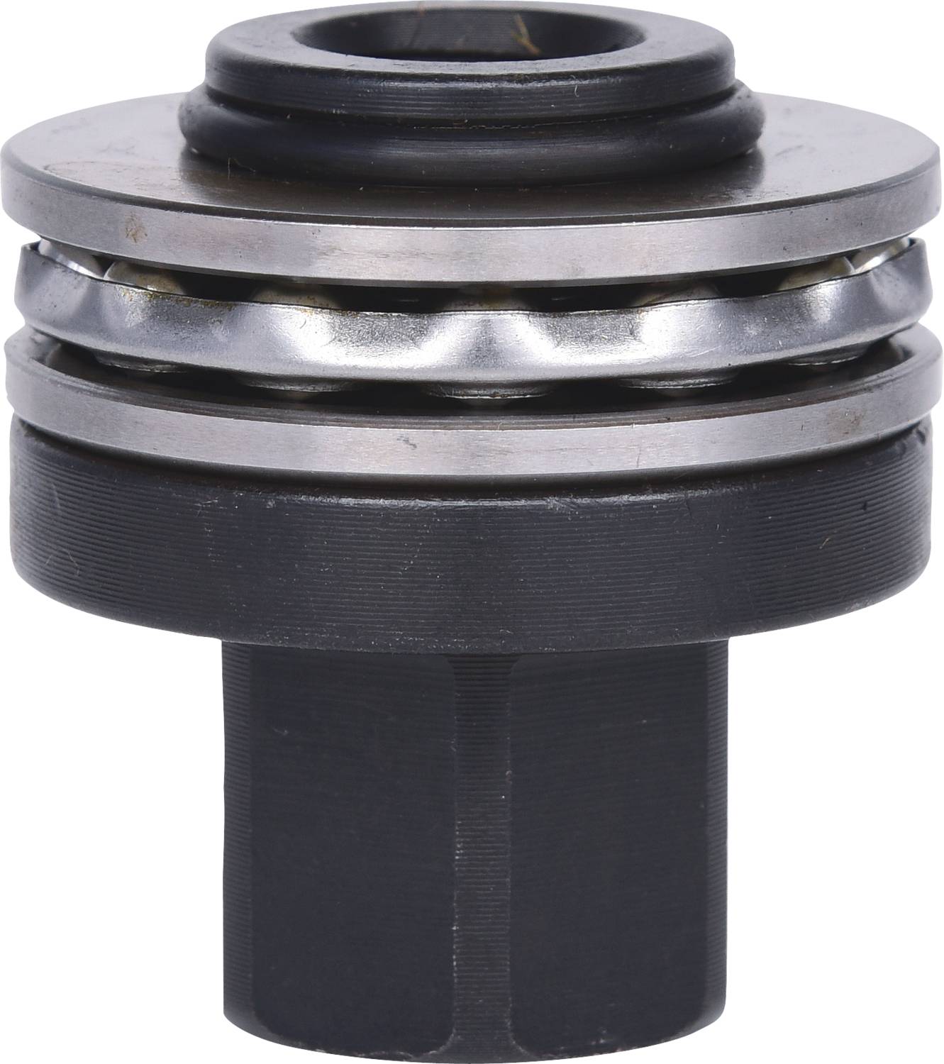 Schwarze Metallrolle mit drei übereinander liegenden Ringen und eingelassener mittlerer Vertiefung.