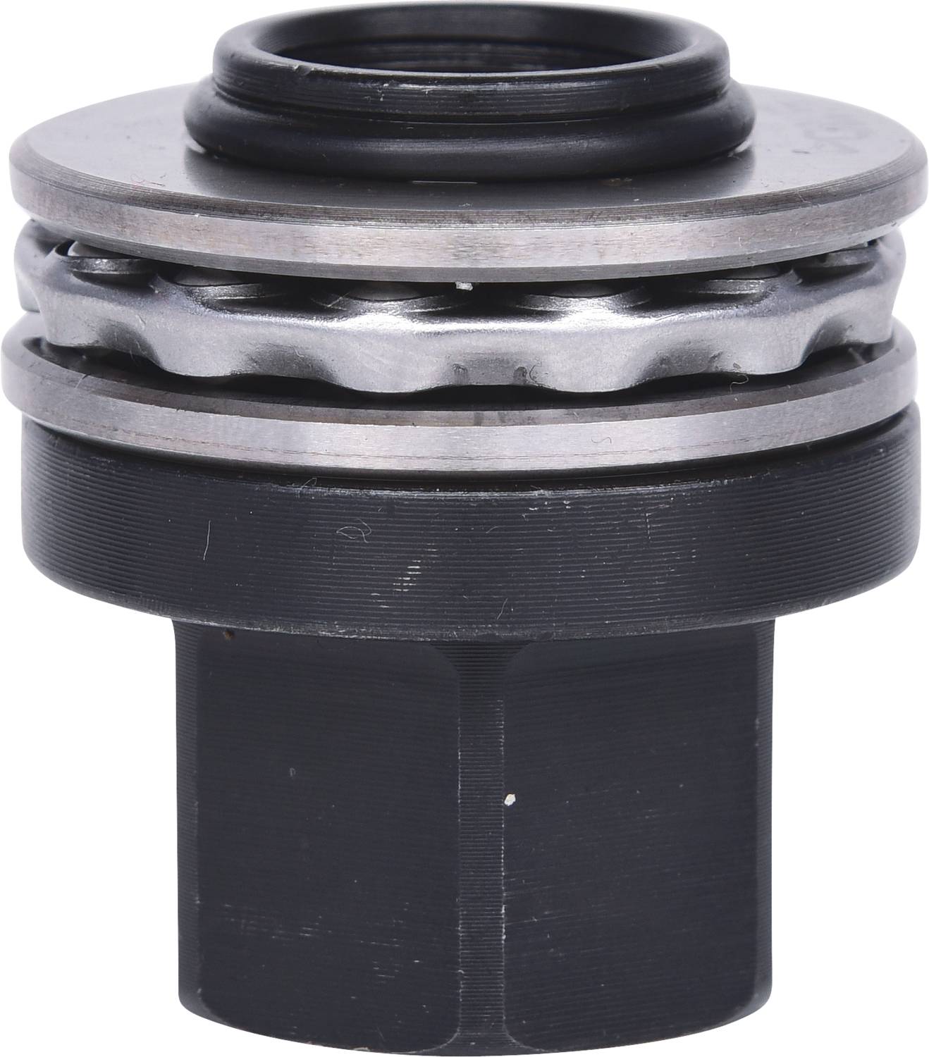 Ein schwarzes, metallisches Maschinenteil mit runden Kanten und silbernen Ringen, möglicherweise ein Kugellager oder Getriebeteil.