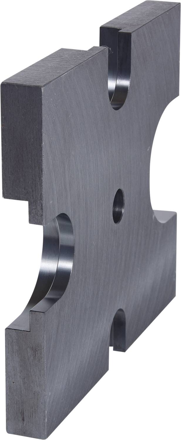 Ein metallenes Maschinenbauteil mit rechteckiger Grundform und vier symmetrischen Aussparungen an den Seiten.