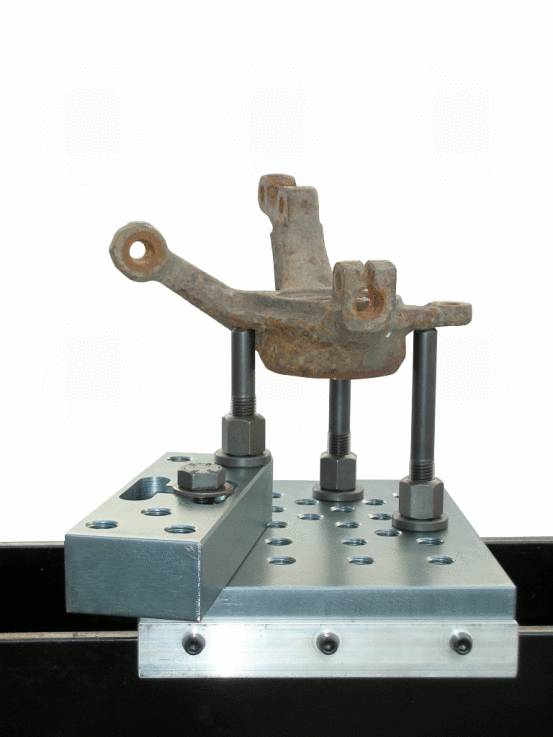 Metallwerkstück auf einer Vorrichtung mit mehreren Schrauben befestigt.