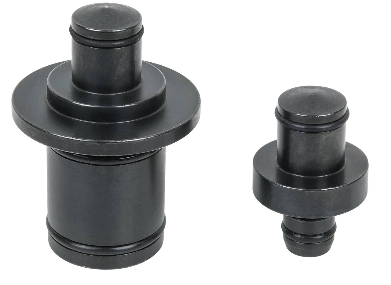 Zwei schwarze Metallteile, eins größer als das andere, stehen vertikal nebeneinander auf einer weißen Fläche.