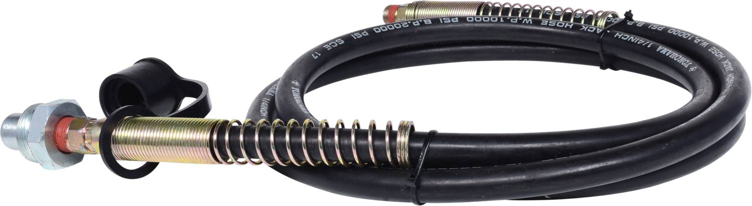 Ein schwarzer Hydraulikschlauch mit Metallanschlüssen und Federn, der in einem Kreis aufgerollt ist, vor einem weißen Hintergrund.