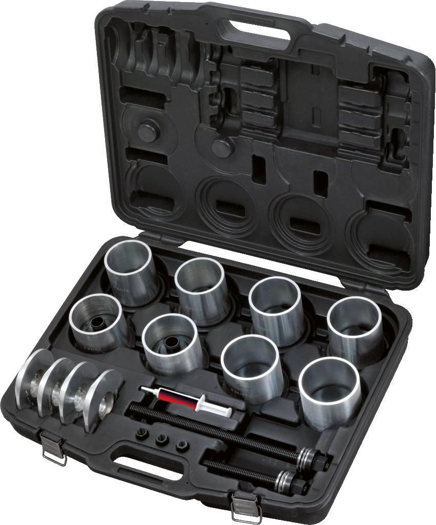 Ein schwarzer Werkzeugkoffer mit verschiedenen Metalladaptern und Werkzeugen, darunter Hülsen und eine rote Spritze.