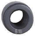 Ein schwarzer metallischer Ring mit der Aufschrift 'B 10' am unteren Rand.
