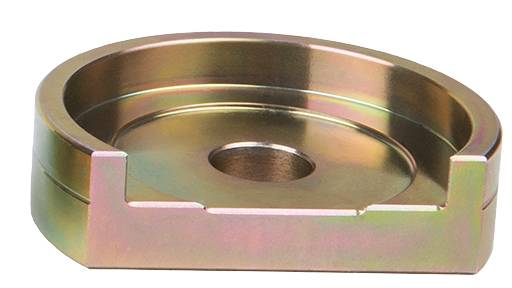 Metallteil in ovaler Form mit einer zentralen runden Aussparung. Es hat eine glänzende, goldene Oberfläche.