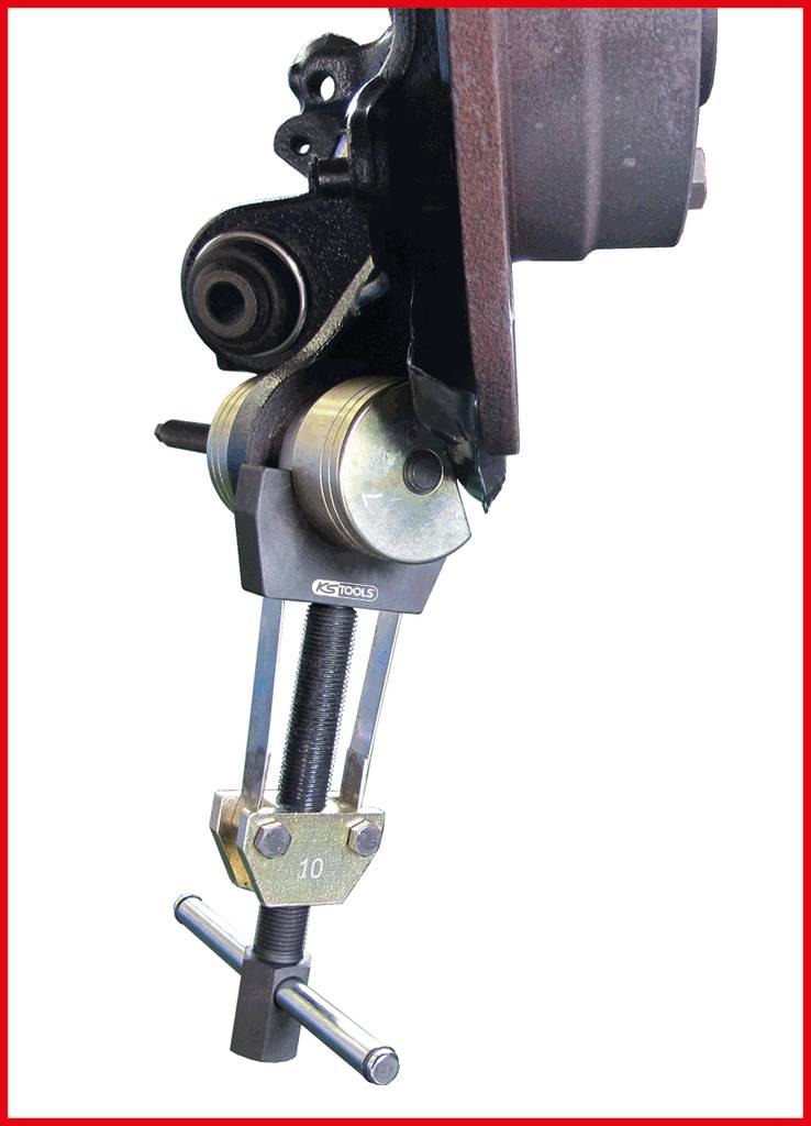 Ein Werkzeug zur Demontage von Radnaben, bestehend aus einer mechanischen Vorrichtung mit Hebeln und Griff, an einem Fahrzeug angebracht.