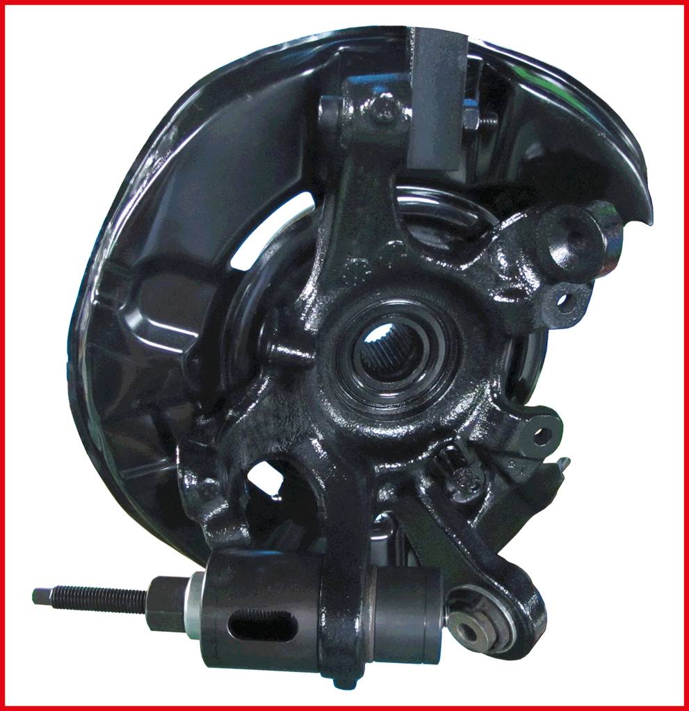 Ein schwarzes Metallteil, das zu einem Autosystem gehört und Montagelöcher zeigt, vermutlich Teil der Radaufhängung oder Bremssystem.