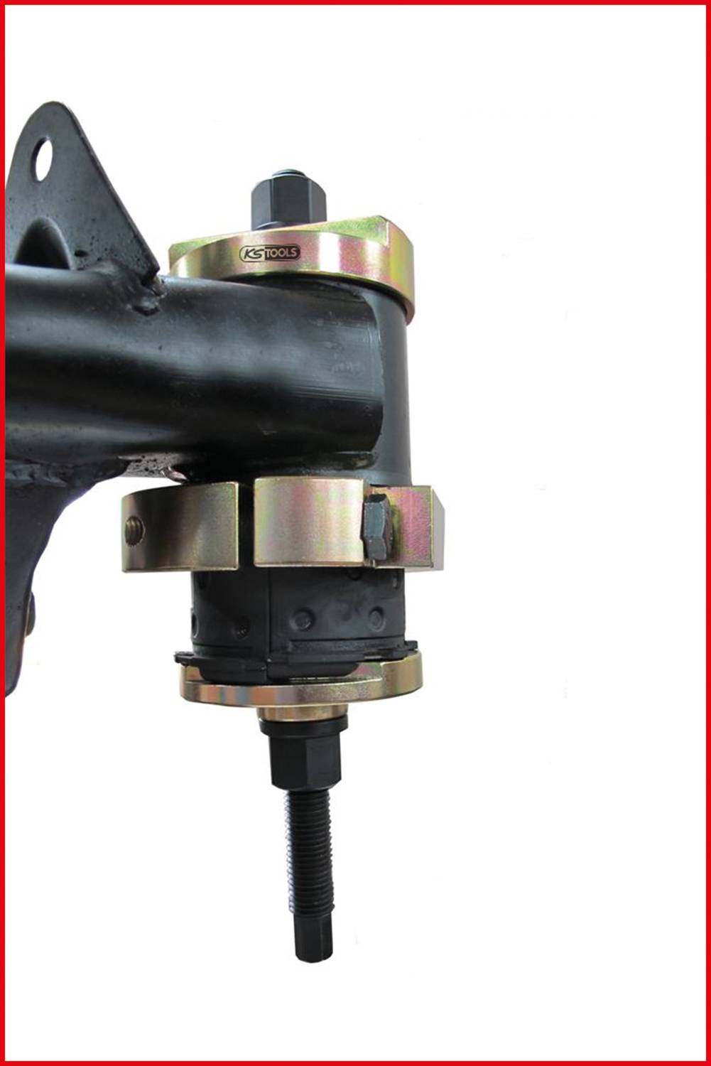 Ein Werkzeug wird an einem schwarzen Metallrohr befestigt, das anscheinend in einem mechanischen oder automobilen Kontext steht.