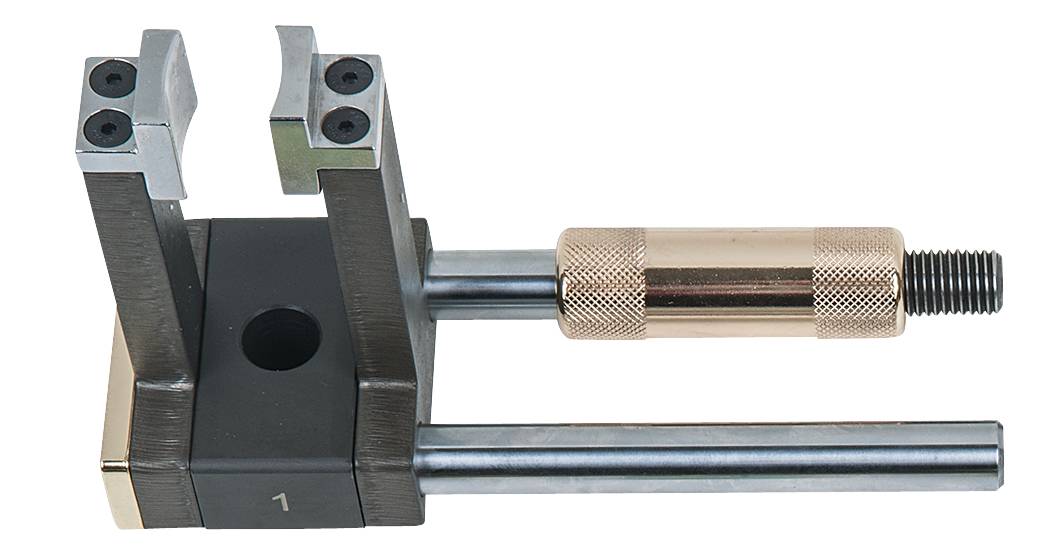 Ein silbernes und goldfarbenes mechanisches Werkzeug mit verstellbaren Armen und einem Griff. Es könnte für Feinjustierungen verwendet werden.