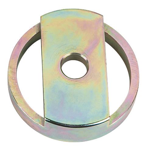 Ein runder, metallischer Griff für Türen, mit einem zentralen Loch und zwei seitlichen Aussparungen. Es hat eine schimmernde Oberfläche.