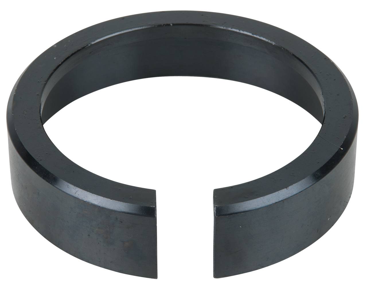 Ein massiver schwarzer Metallring mit einer Öffnung, als Hufeisenform gestaltet.