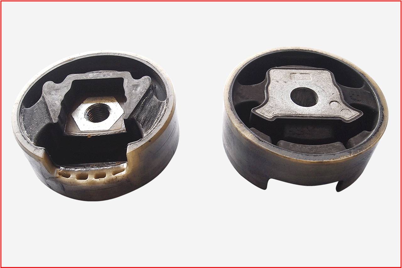 Zwei metallische runde Bauteile mit verschiedenen Innenstrukturen, möglicherweise für mechanische Anwendungen, auf hellem Hintergrund.