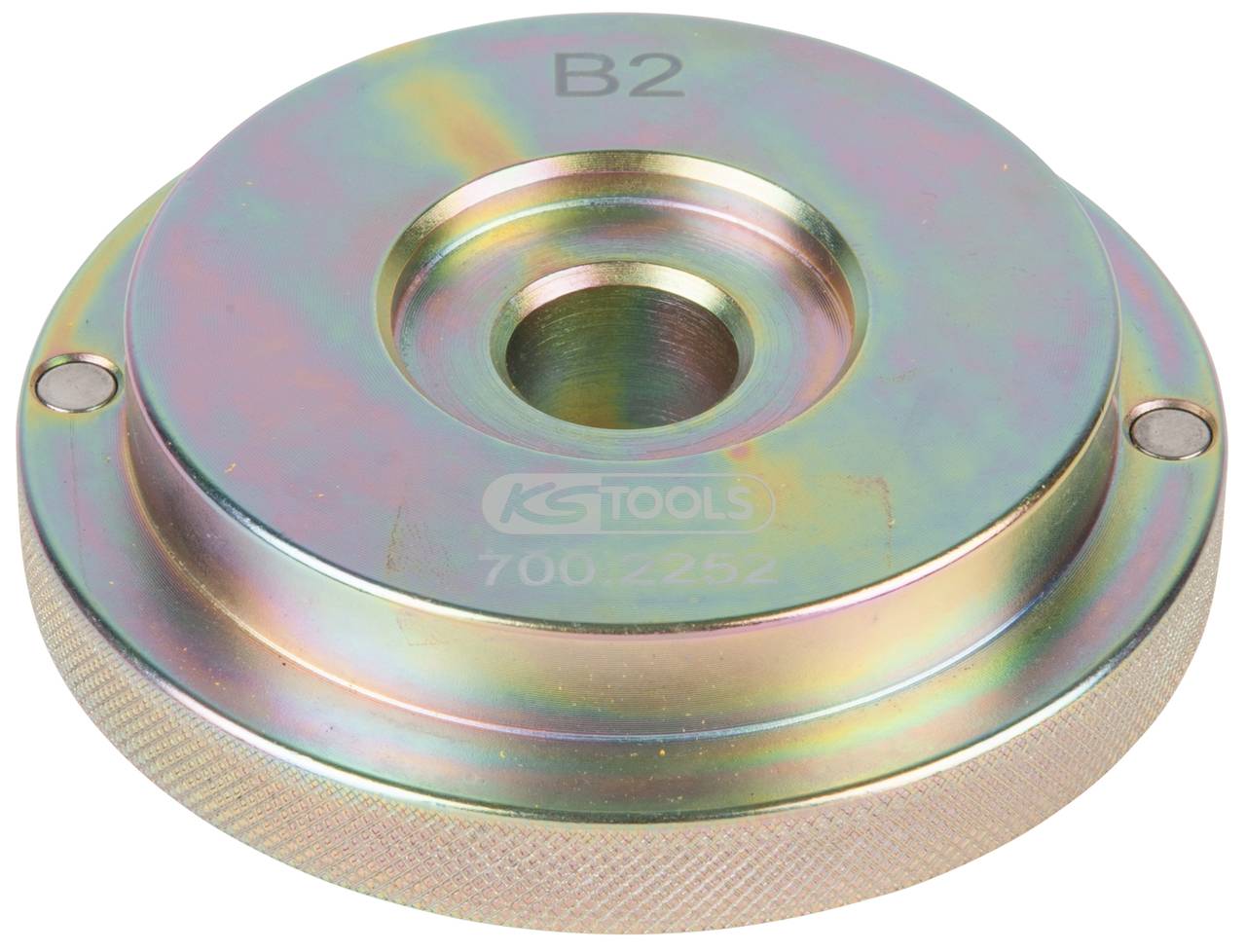 Metallscheibe mit der Aufschrift 'B2', von KS Tools, Modellnummer 700.2252. Sie hat eine zentrale Öffnung und zwei seitliche Bohrungen.
