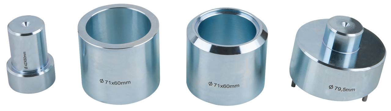 Vier zylindrische Metallgewichte unterschiedlicher Größe und Höhe mit Aufschrift: 70 mm, 71x100 mm, 71x80 mm, 70,5 mm.
