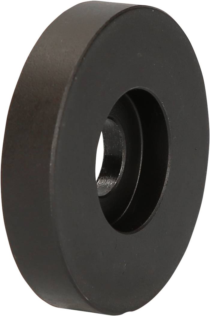 Schwarze Metallscheibe mit zentralem Loch, seitlich aufgenommen. Sie könnte Teil eines größeren Mechanismus oder einer Maschine sein.