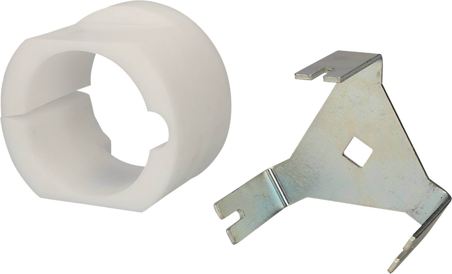 Ein weißes Plastikteil neben einem metallischen Halterungsclip. Sie könnten zu einem mechanischen Gerät oder einer Installation gehören.