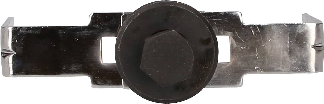 Ein Metallwerkzeug in Form eines Schraubenschlüssels mit einer runden Mitte und seitlichen Aussparungen, wahrscheinlich für spezielle Befestigungen.