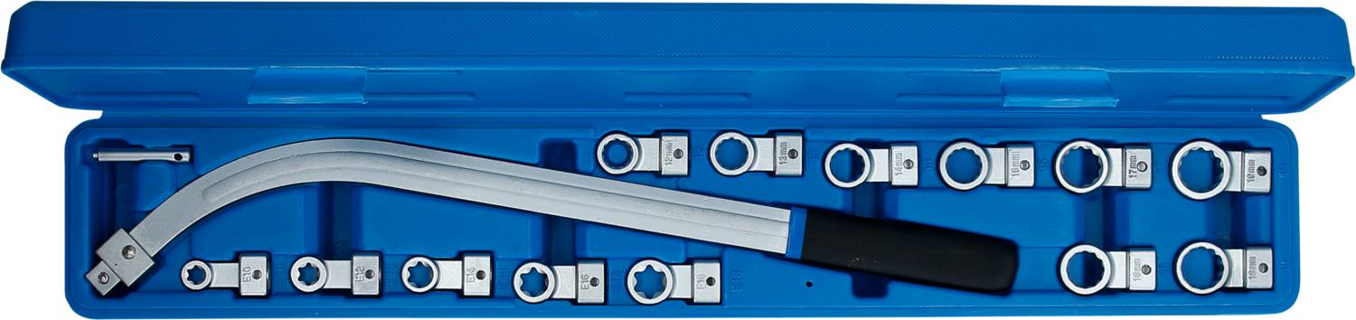 Blauer Werkzeugkoffer mit einem Satz Stecknüsse und einem gebogenen Schraubenschlüssel in einer ordentlichen Anordnung.