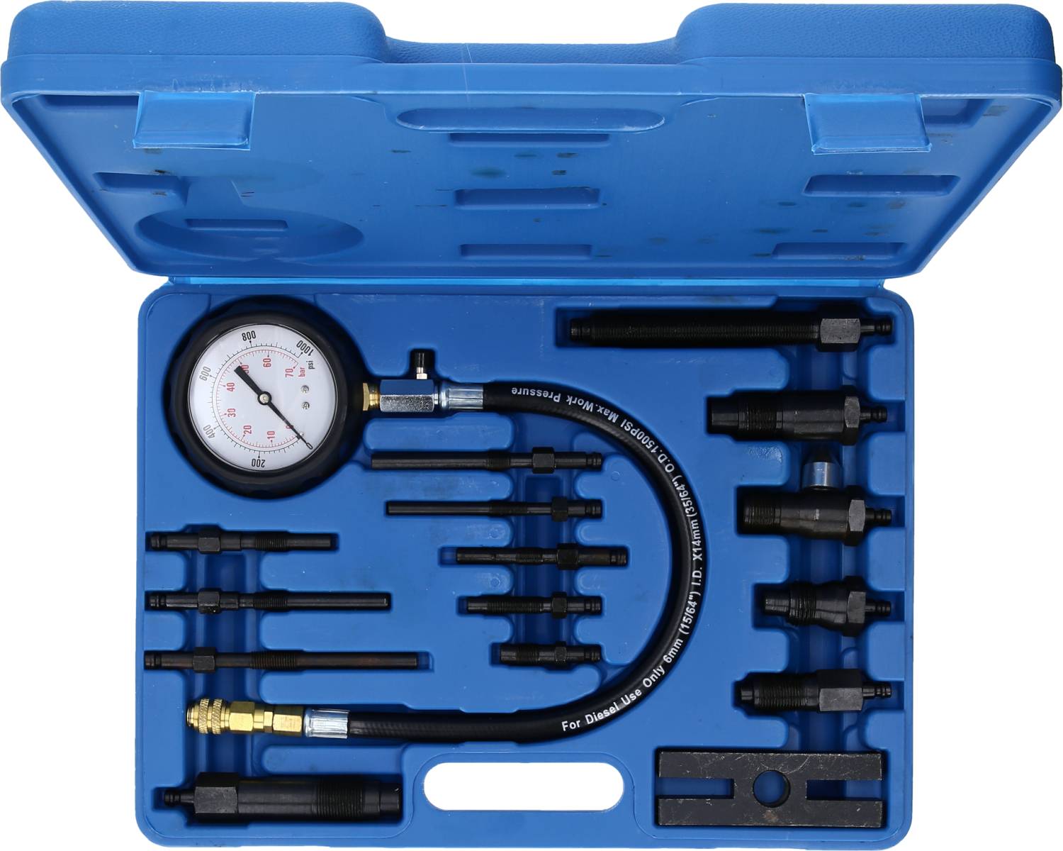Ein blaues Kunststoffkoffer mit einem Manometer, Schläuchen und verschiedenen Adaptern für Drucktests.