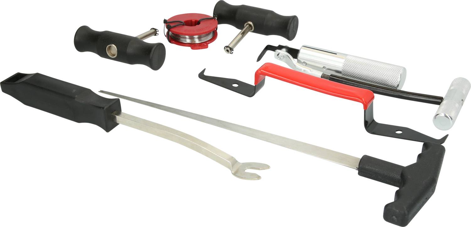 Verschiedene Reifenwechselwerkzeuge, darunter ein Montiereisen, ein Ventilschlüssel, ein Reifenheber und ein Spannseil.