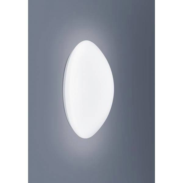 Eine moderne, ovale Wandleuchte mit weißem, mattem Lampenschirm, die auf einer grauen Wand montiert ist und weiches Licht verströmt.