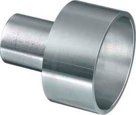 Ein silbernes, zylindrisches Metallstück mit einem breiteren Rand auf der rechten Seite, das an ein Rohr oder eine Halterung erinnert.