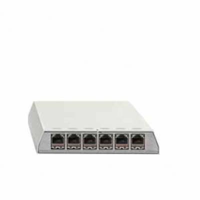 Ein weißer Netzwerk-Switch mit acht Ethernet-Ports auf der Vorderseite.