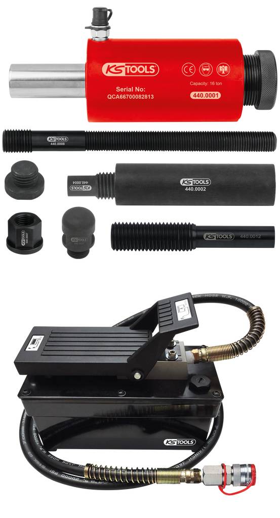 Ein hydraulischer Zylinder und dazugehörige Teile von KS Tools, inklusive Adapter und einem Schlauch mit einer Pumpe auf einer Plattform.