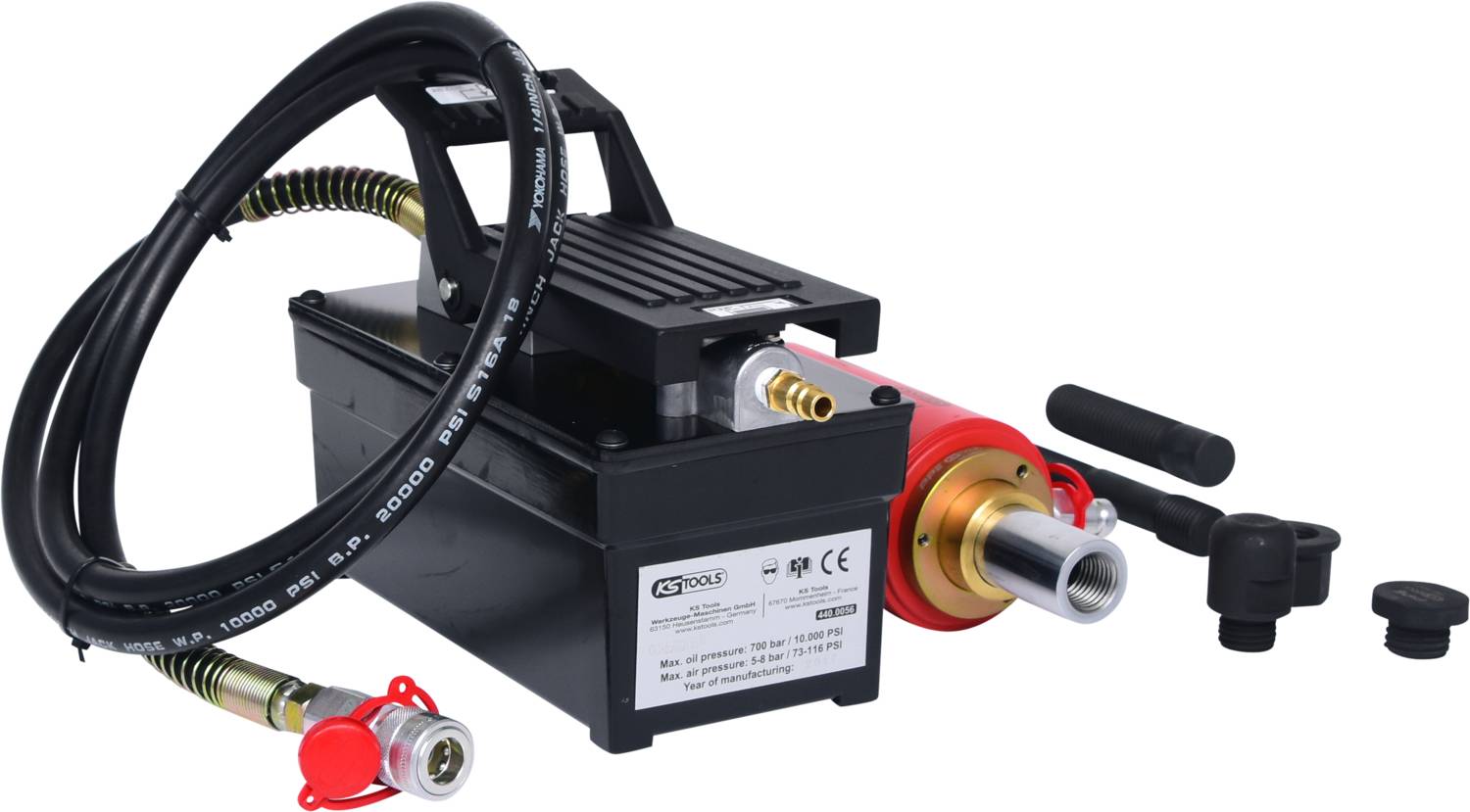 Ein hydraulischer Spezialschrauber mit schwarzen und roten Elementen, Metallanschluss und flexibler, beschrifteter Schlauchleitung.