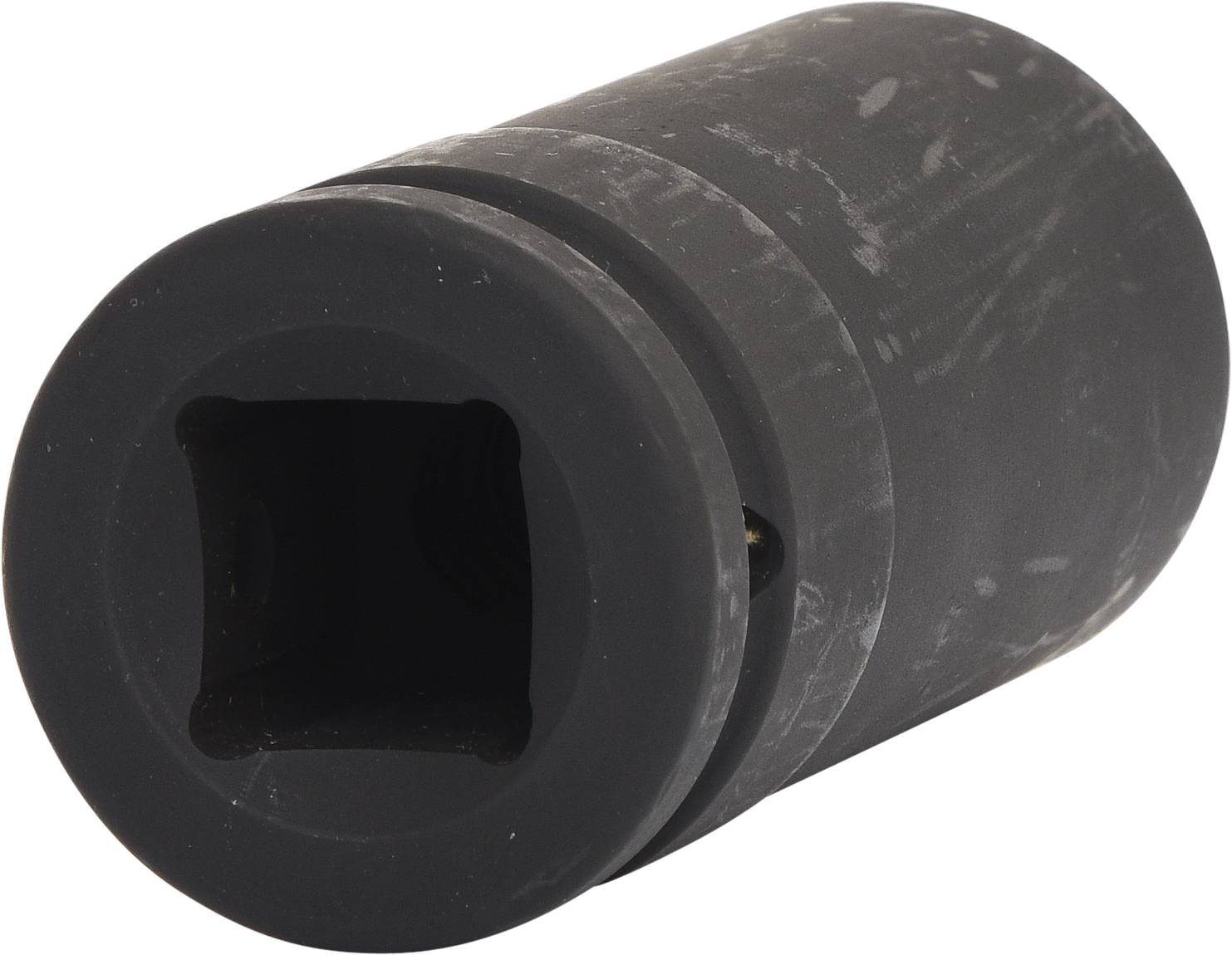 Eine schwarze, zylindrische Stecknuss mit quadratischer Öffnung, vermutlich für den Einsatz mit einem Schlagschrauber geeignet.