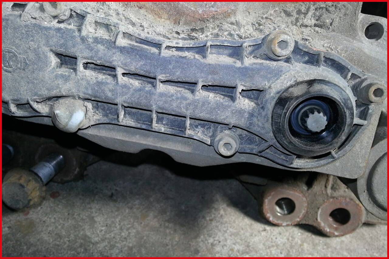 Ein Teil eines mechanischen Gerätes mit einem Zahnradmechanismus, typischerweise Teil eines Motors oder Antriebsstrangs, sichtbar.