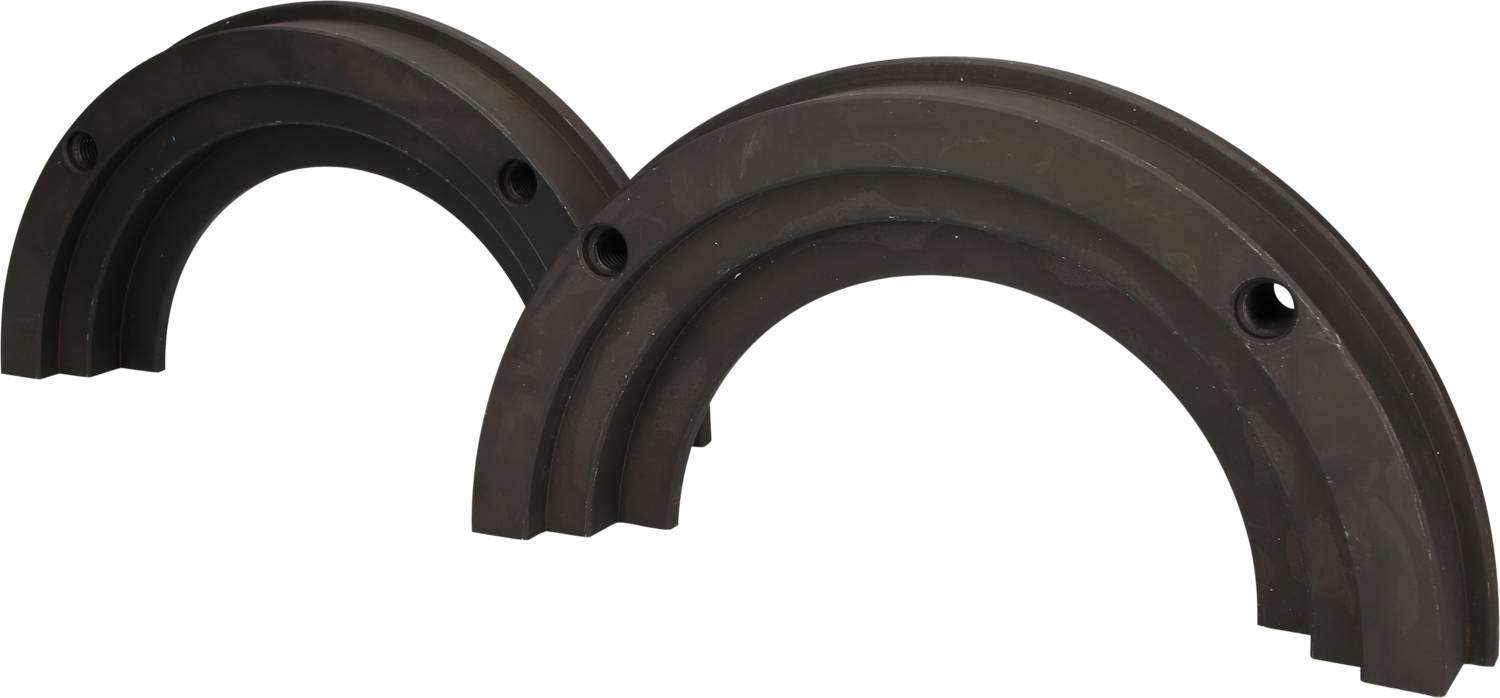Zwei schwarze Halbkreis-Metallteile nebeneinander, jedes mit einem kleinen Loch. Sie scheinen Teile einer Maschine oder Vorrichtung zu sein.