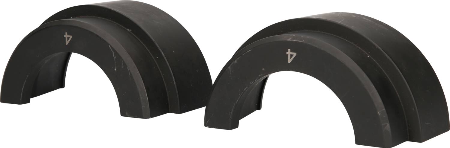 Zwei schwarze Kunststoffschutzbleche in Bogenform, jeweils mit einem kleinen Symbol auf der Seite. Sie scheinen identisch zu sein.