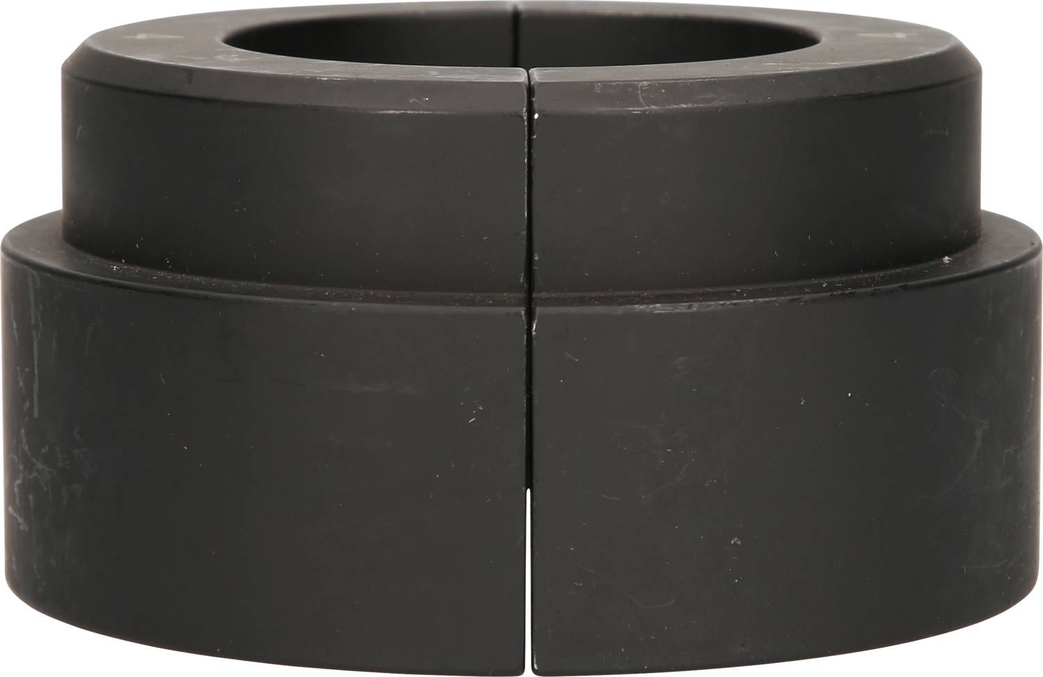 Schwarzer, zylindrischer Ring aus zwei Halbrundstücken zusammengefügt. 