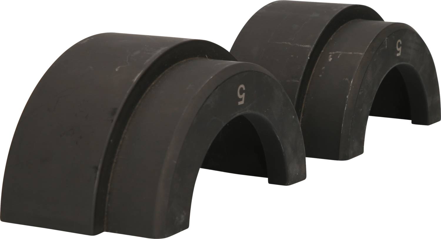 Zwei schwarze Bogengewichte aus Metall mit der Zahl '5' markiert, aufgestellt in einer Linie.