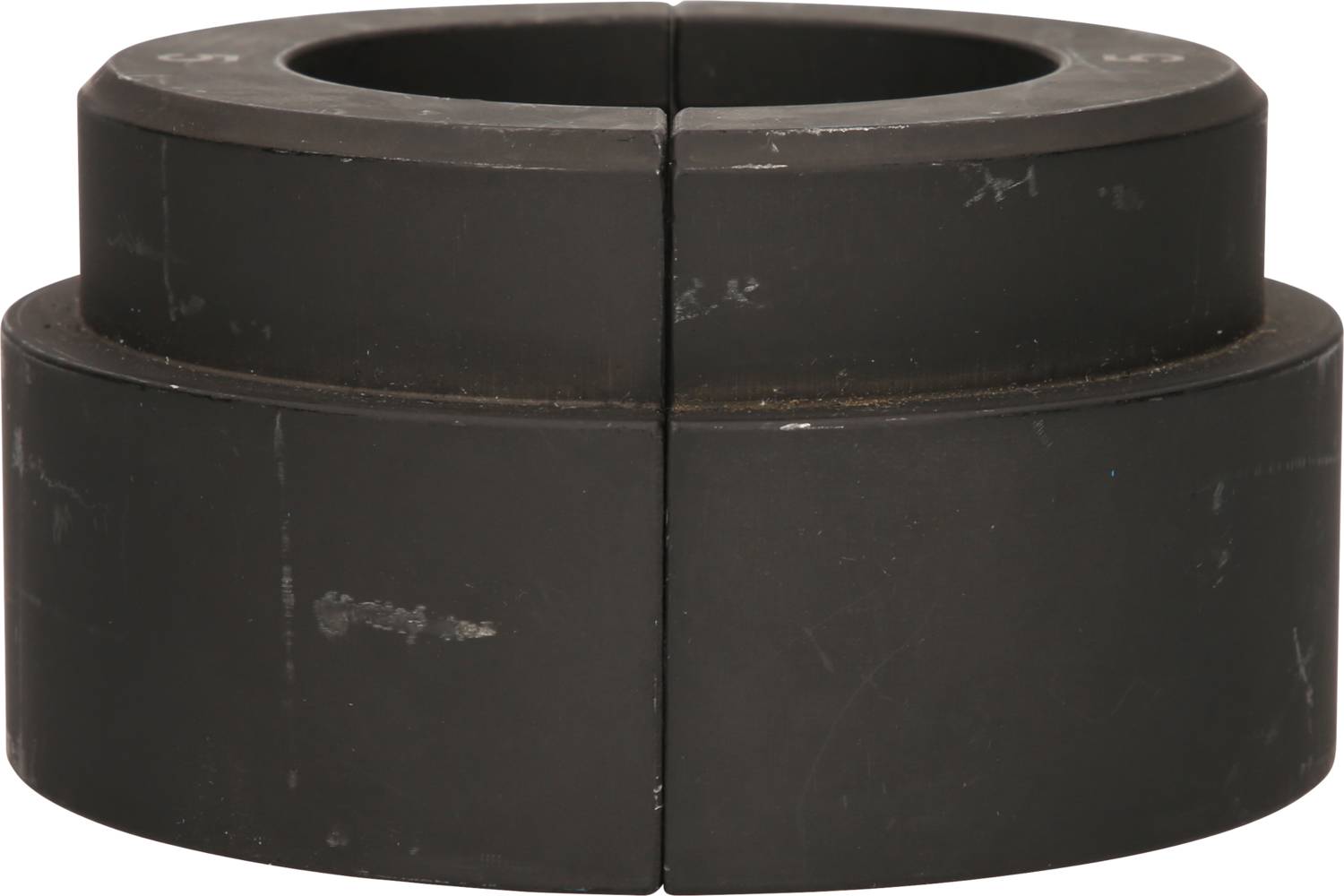 Ein schwarzes, zweiteiliges Metallstück mit glatter Oberfläche, das symmetrisch zueinander angeordnet ist.