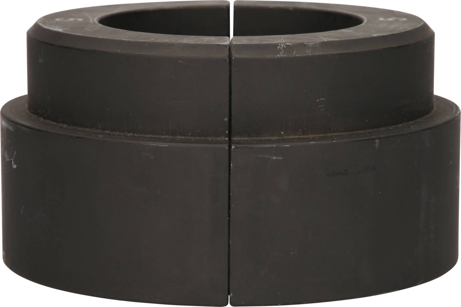 Zwei halbzylindrische schwarze Metallstücke stehen einander gegenüber und bilden zusammen einen vollständigen Ring.