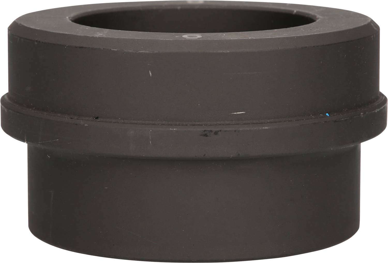 Ein schwarzer, zylindrischer Adapterring, wahrscheinlich aus Kunststoff oder Metall, auf einem neutralen Hintergrund.